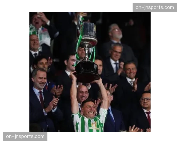 特写:贝蒂斯主场球迷在比赛第60分钟集体鼓掌致敬华金 特写:贝蒂斯主场球迷在比赛第60分钟集体鼓掌致敬华金